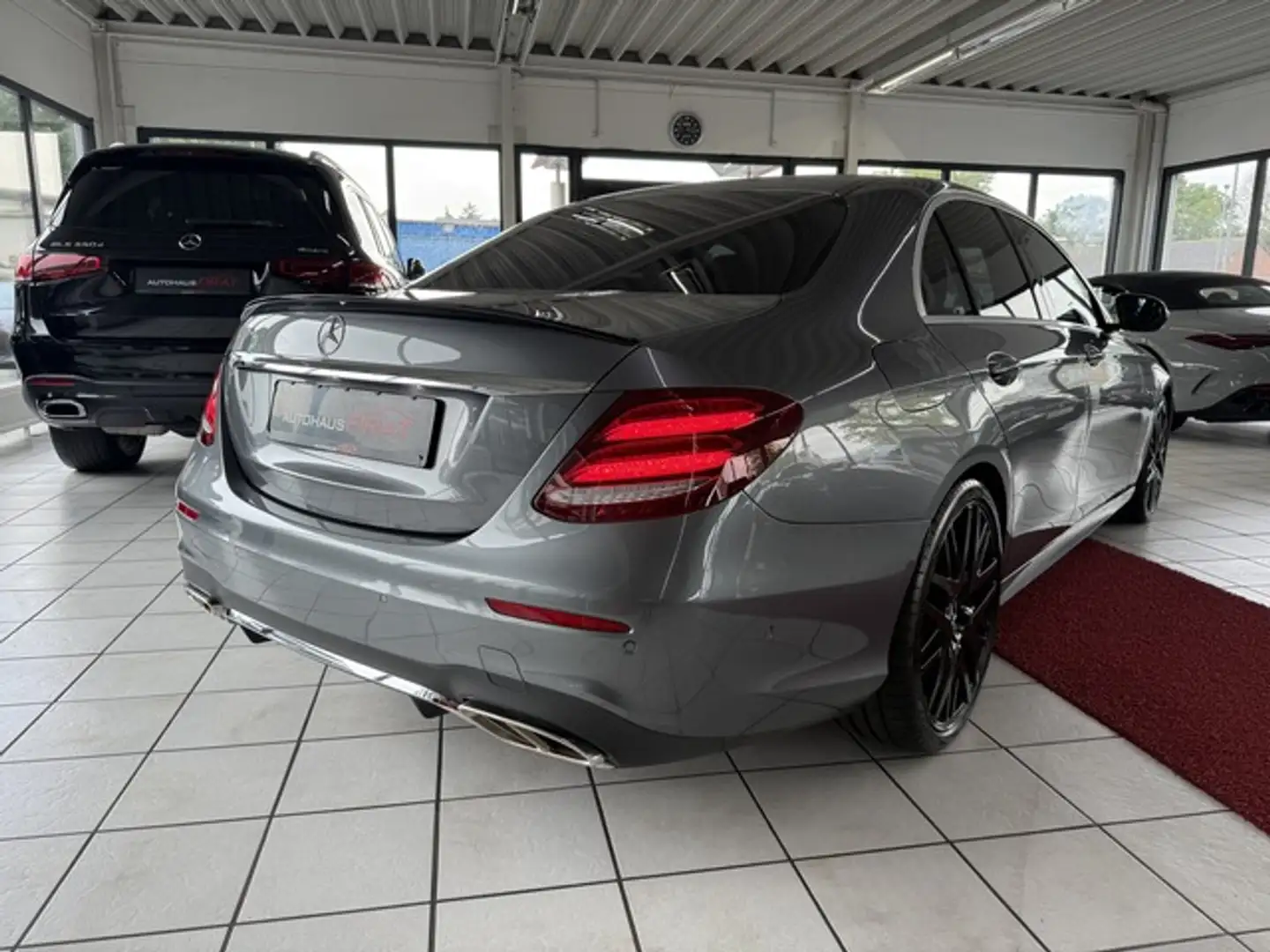 Mercedes-Benz E 200 AMG Line Leder+Kamera+Navi+LED Grau - 2