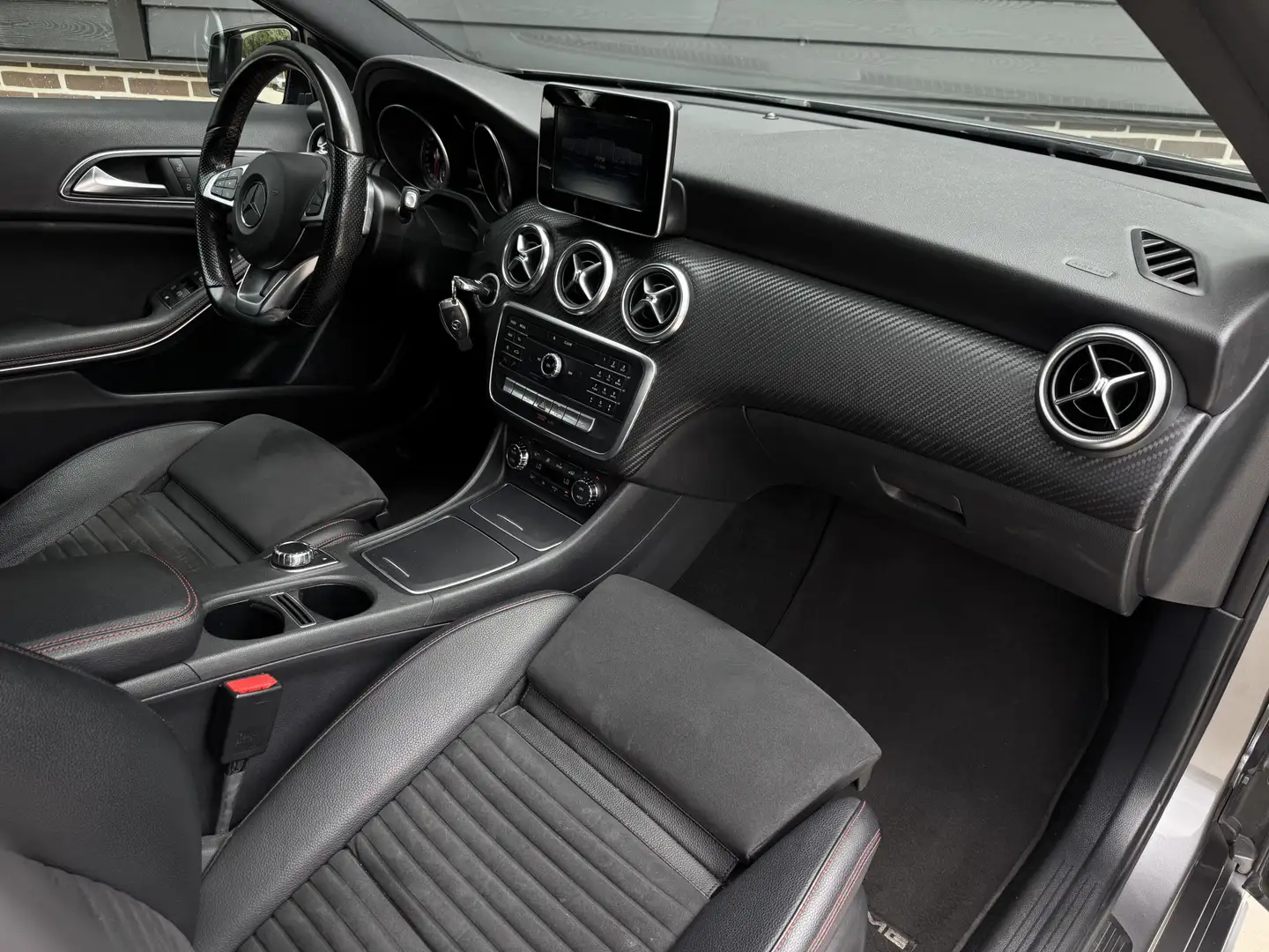 Mercedes-Benz A 180 AMG Night Edition Plus 2e eigenaar, 18 inch, onder Gris - 2