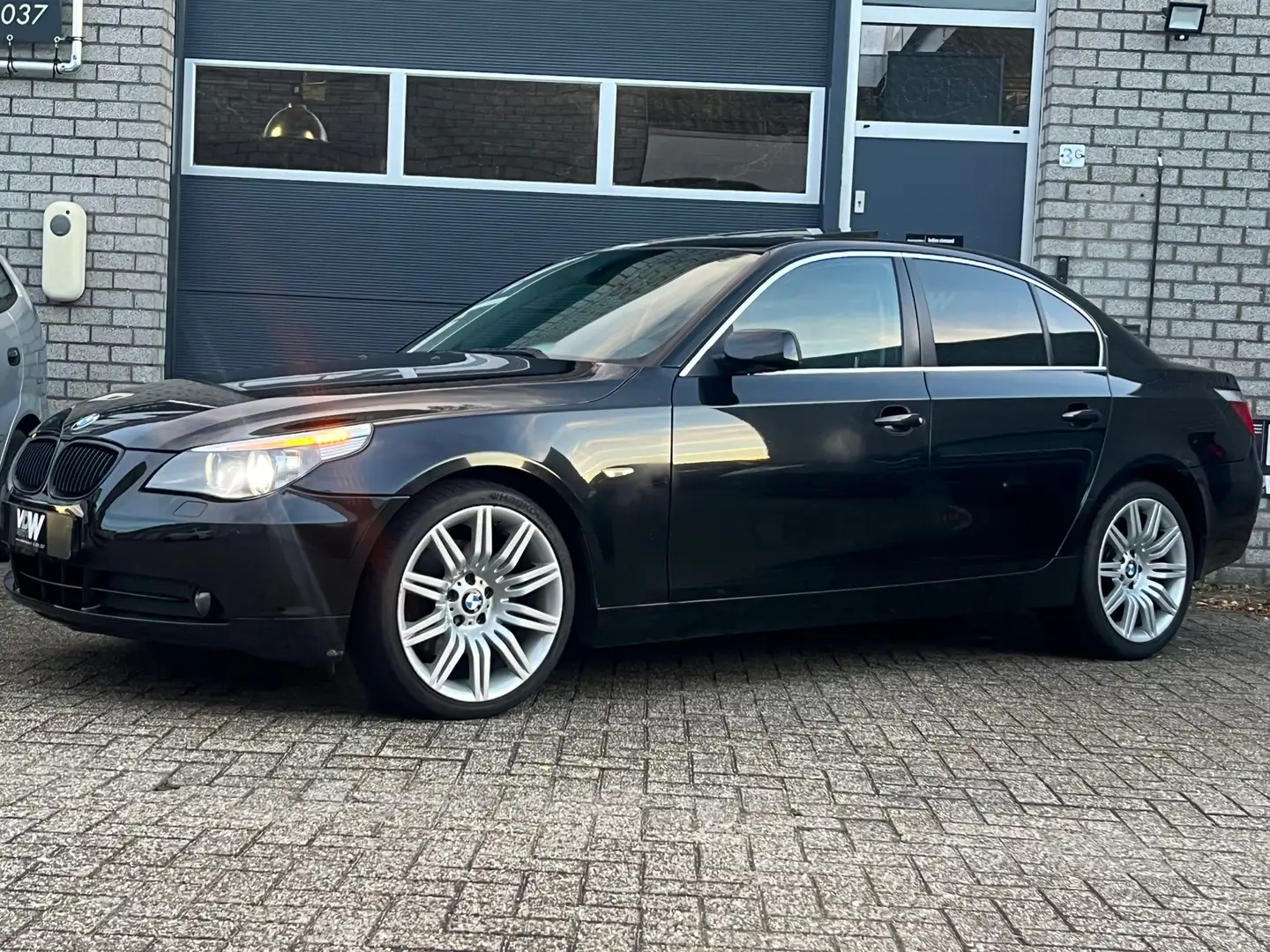BMW 520 5-serie 520i High Executive automaat trekhaak APK Zwart - 2
