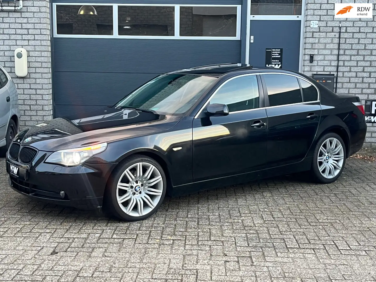 BMW 520 5-serie 520i High Executive automaat trekhaak APK Zwart - 1