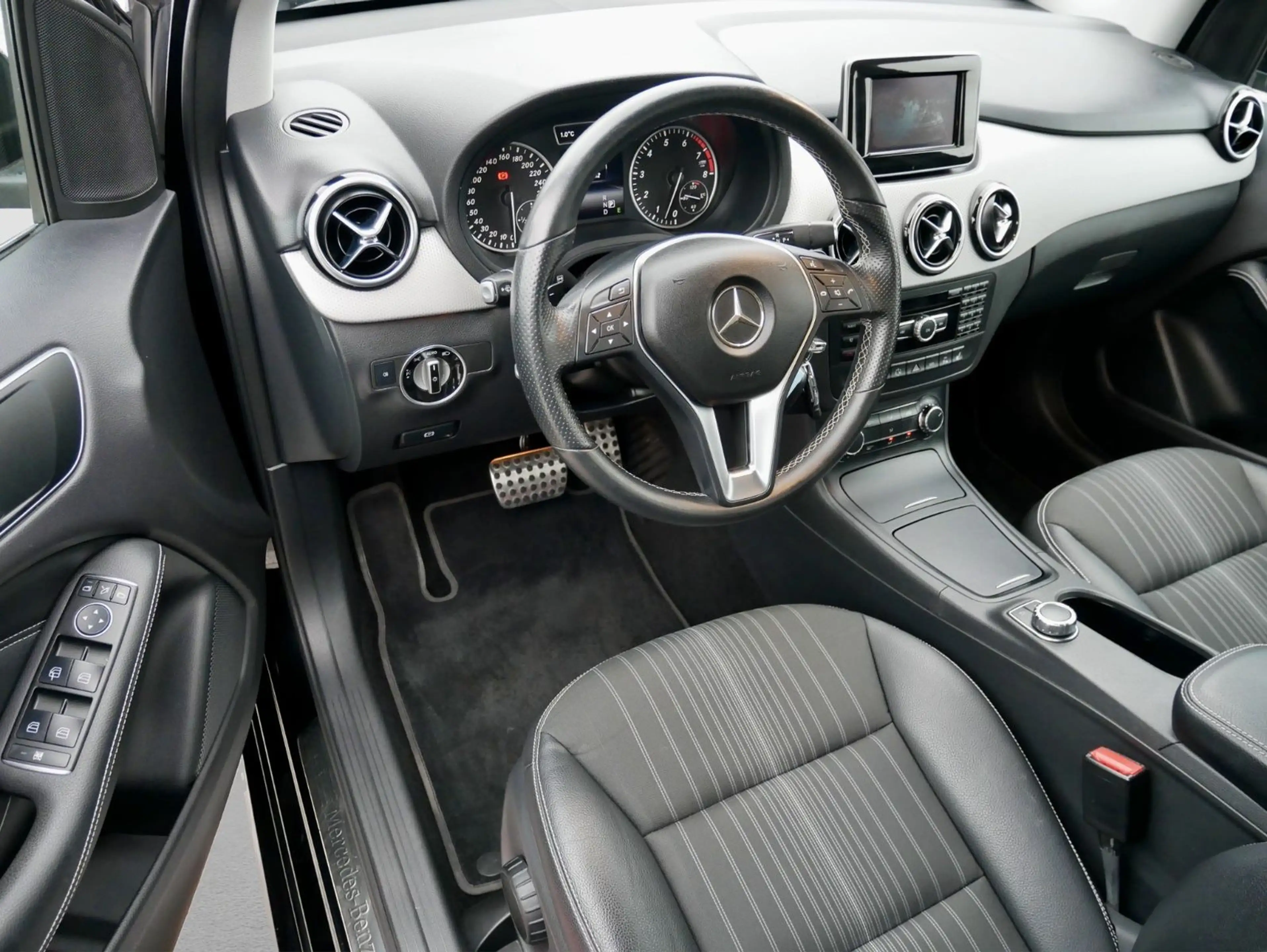 Mercedes-Benz B 220 4Matic+Webasto+NAVI+SHZ — photo 15
