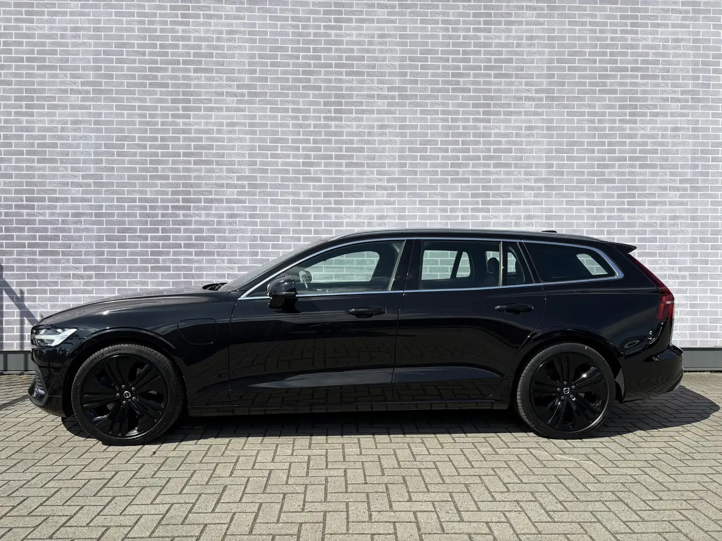 Volvo V60 2.0 T8 Twin Engine AWD Inscription | Elek. bestuur Zwart - 2