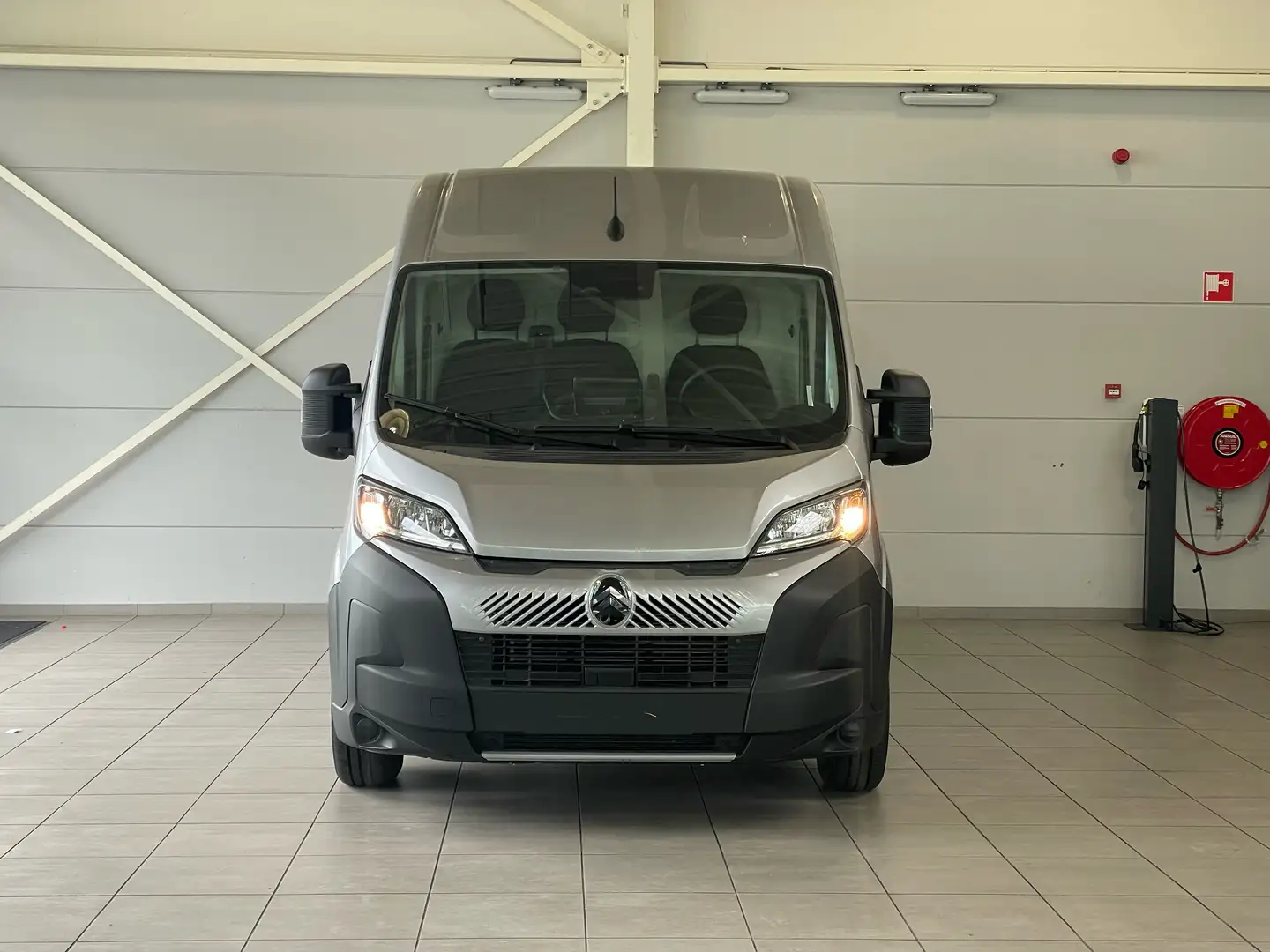 Citroen Jumper 2.2 BlueHDi 140pk Automaat L2H2 3.5t | Achteruitri Grijs - 2