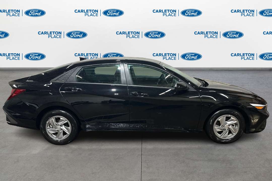 2026 Hyundai Elantra Essential  | Ultra Low KM CarPlay Hyundai Safety — снимка 1