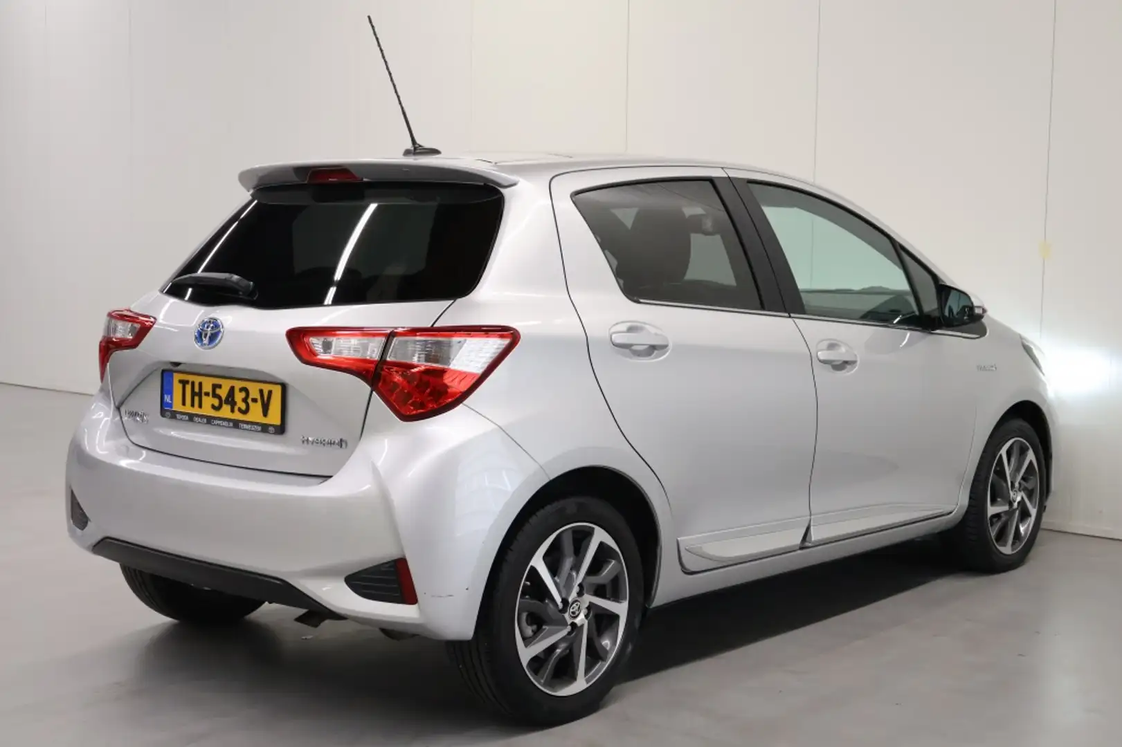 Toyota Yaris 1.5 Hybrid Premium Gris - 2