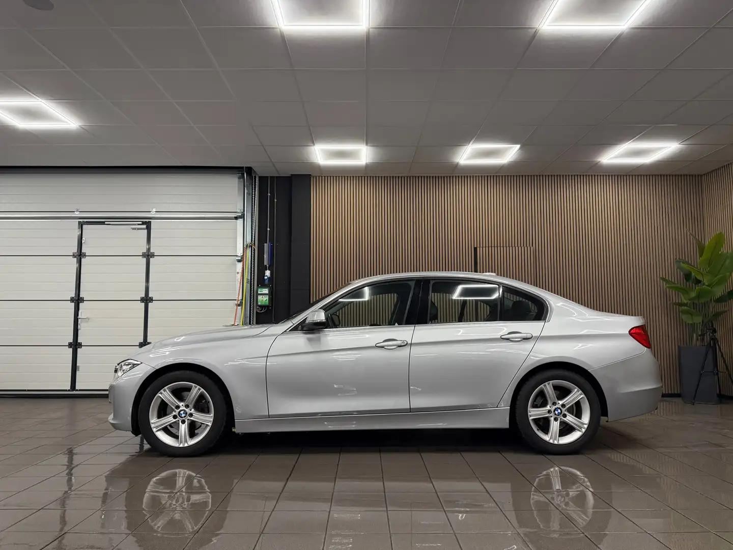 BMW 320 3-serie 320i Executive * Automaat / Xenon / Leder Grijs - 2