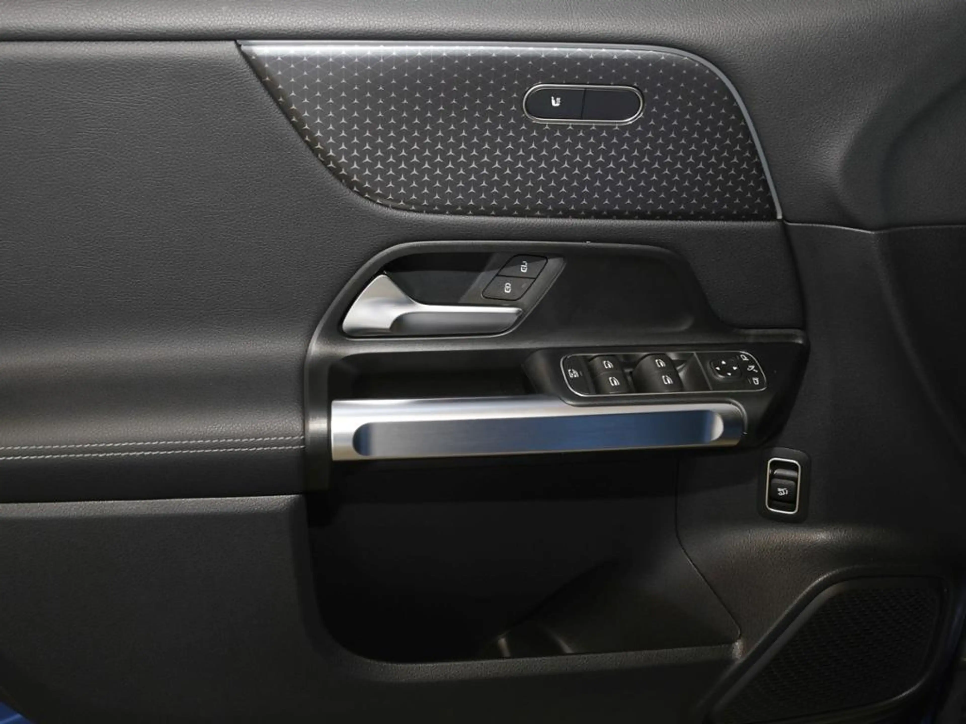 Mercedes-Benz EQB 300 4M *Progressive Pano AHK Kam LED Totwin — photo 9