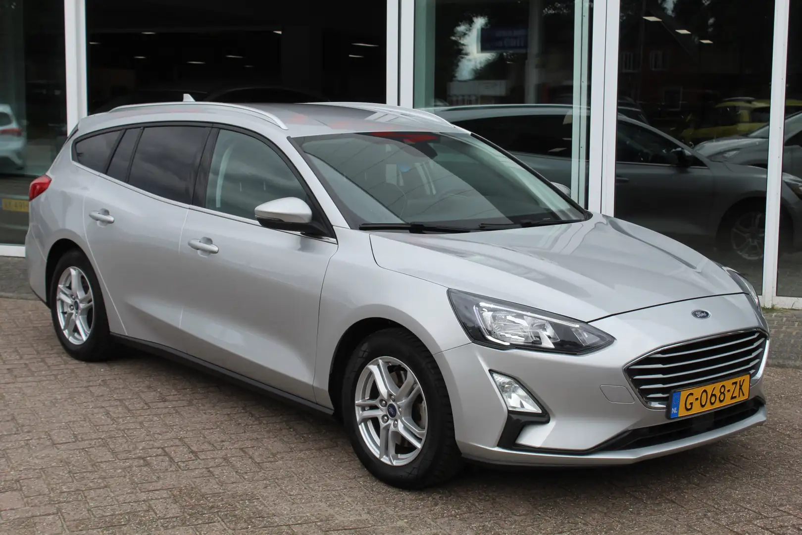 Ford Focus Wagon 1.0 EcoBoost Trend Edition Business Grijs - 2
