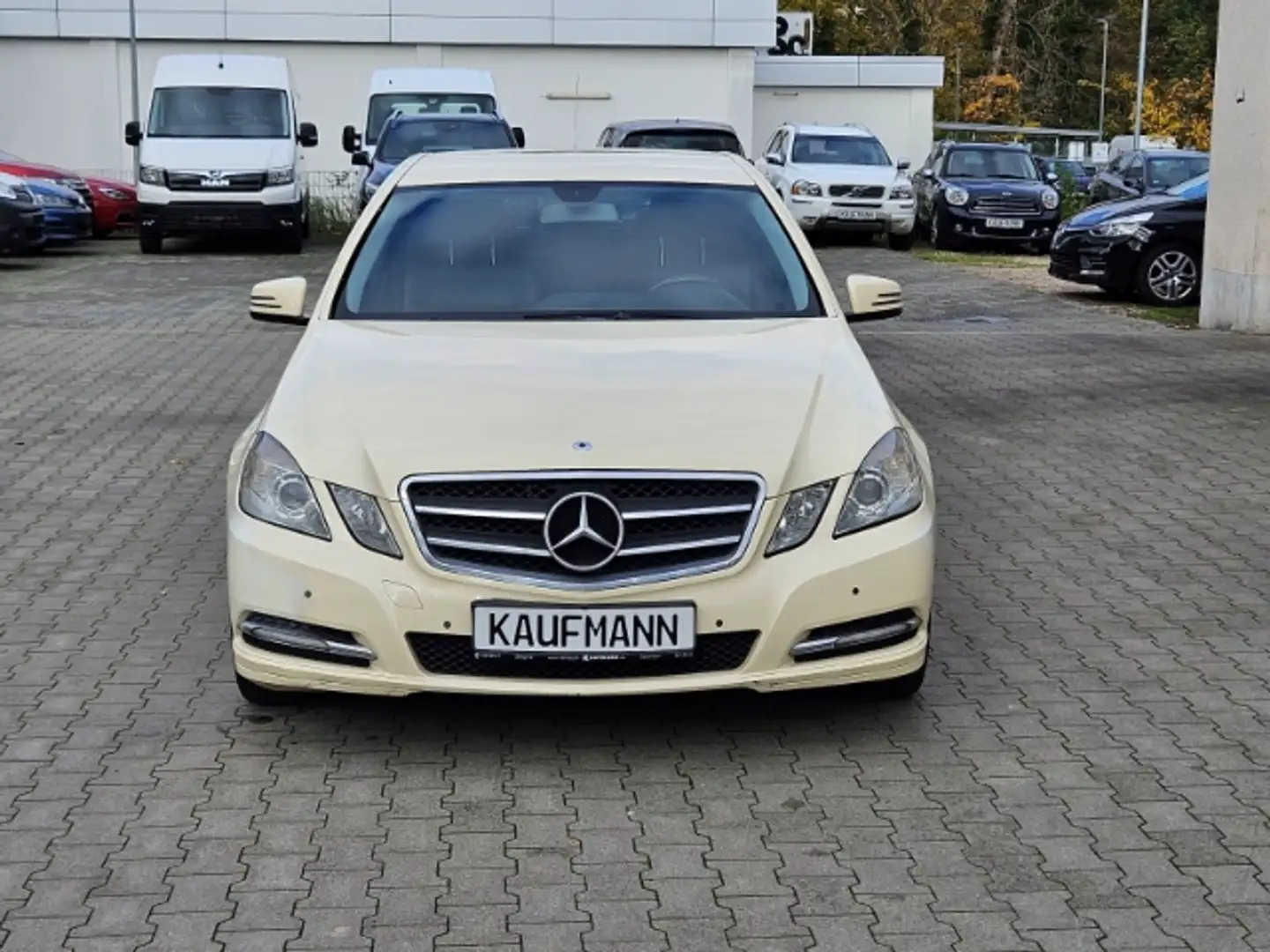 Mercedes-Benz E 200 NGT BlueEfficiency NGD Beżowy - 2