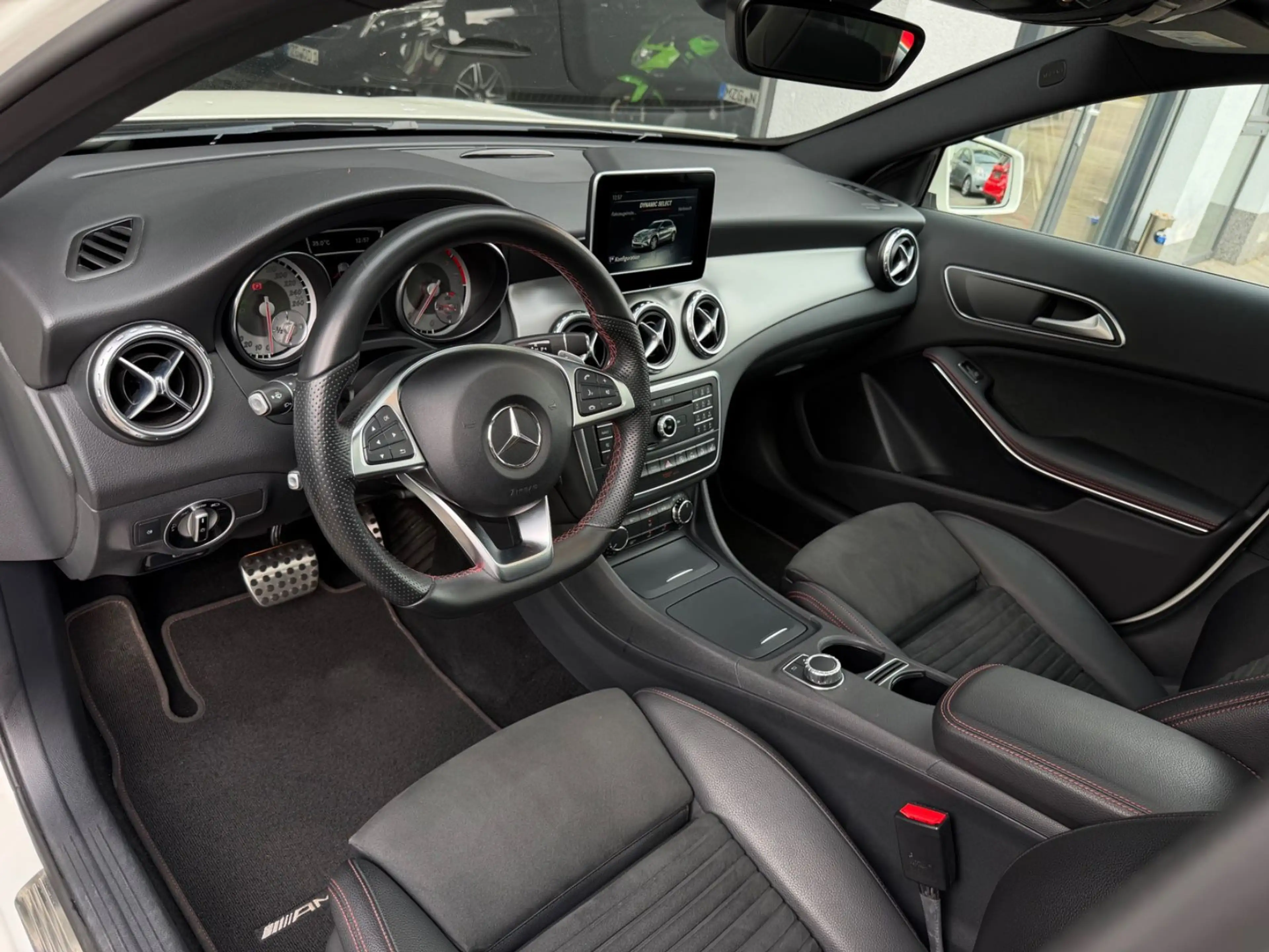 Mercedes-Benz GLA 200 CDI AMG Paket 4Matic — photo 9