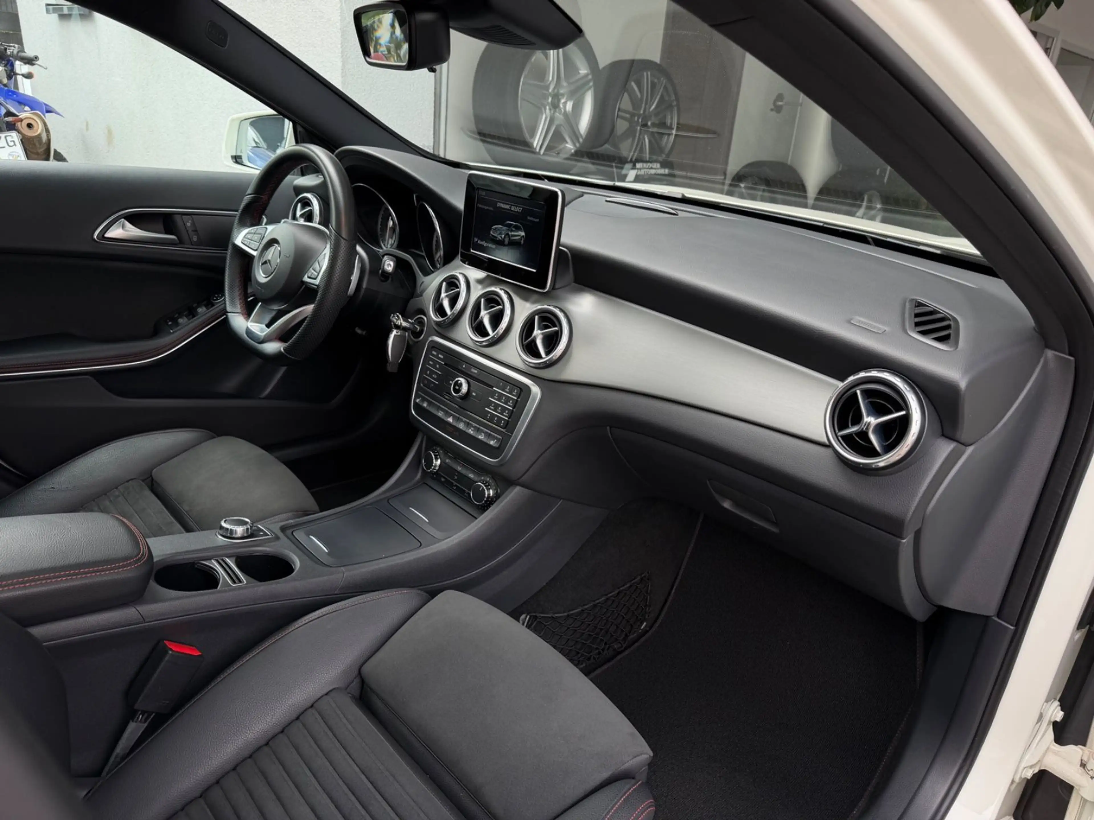 Mercedes-Benz GLA 200 CDI AMG Paket 4Matic — photo 10