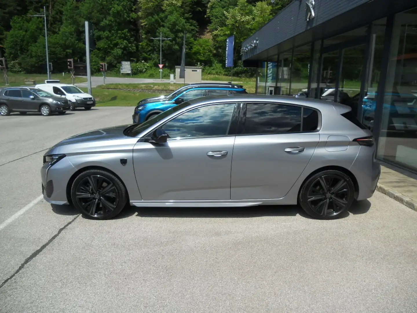 Peugeot 308 Hybrid 225 e-EAT8 GT Pack Grau - 2