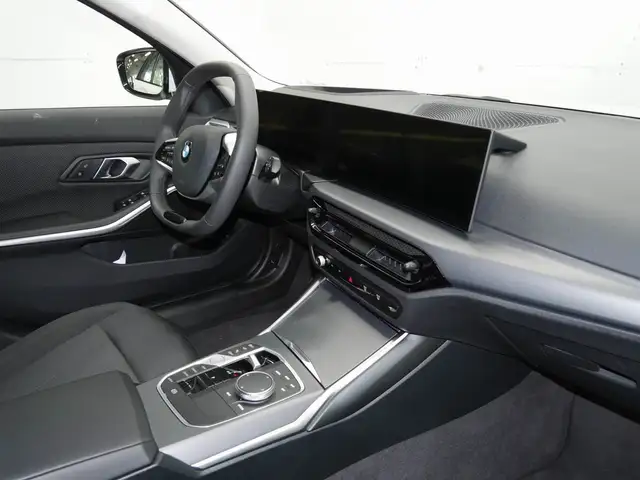 BMW 3 Series view 5