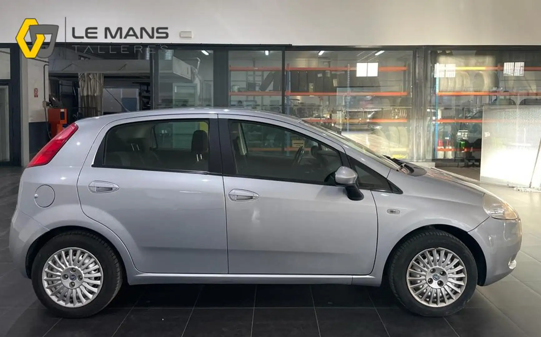 Fiat Punto Pequeño Manual de 5 Puertas Gris - 2