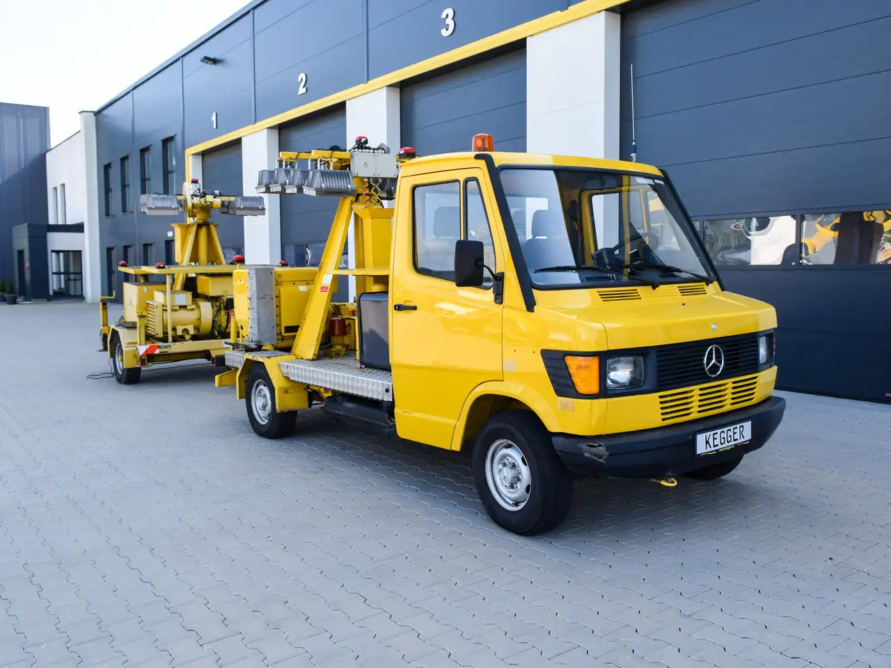 Mercedes-Benz 308D Automatik Lichtgiraffe mit Anhänger, foto 11