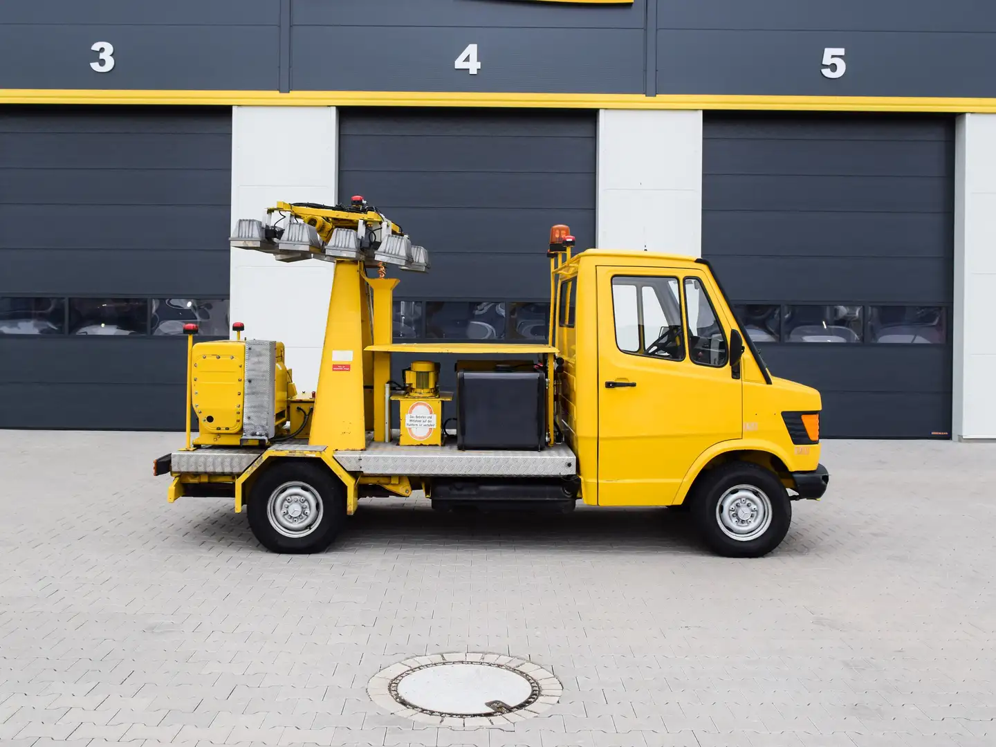 Mercedes-Benz 308D Automatik Lichtgiraffe mit Anhänger Gelb - 2