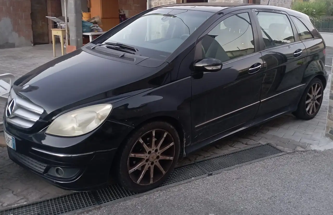 Mercedes-Benz B 180