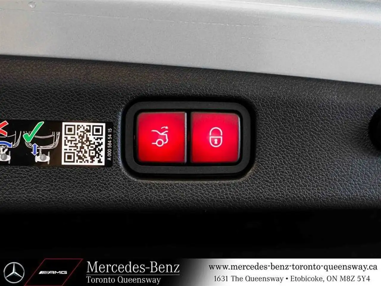 Mercedes-Benz E-Class снимка Mercedes-Benz E-Class