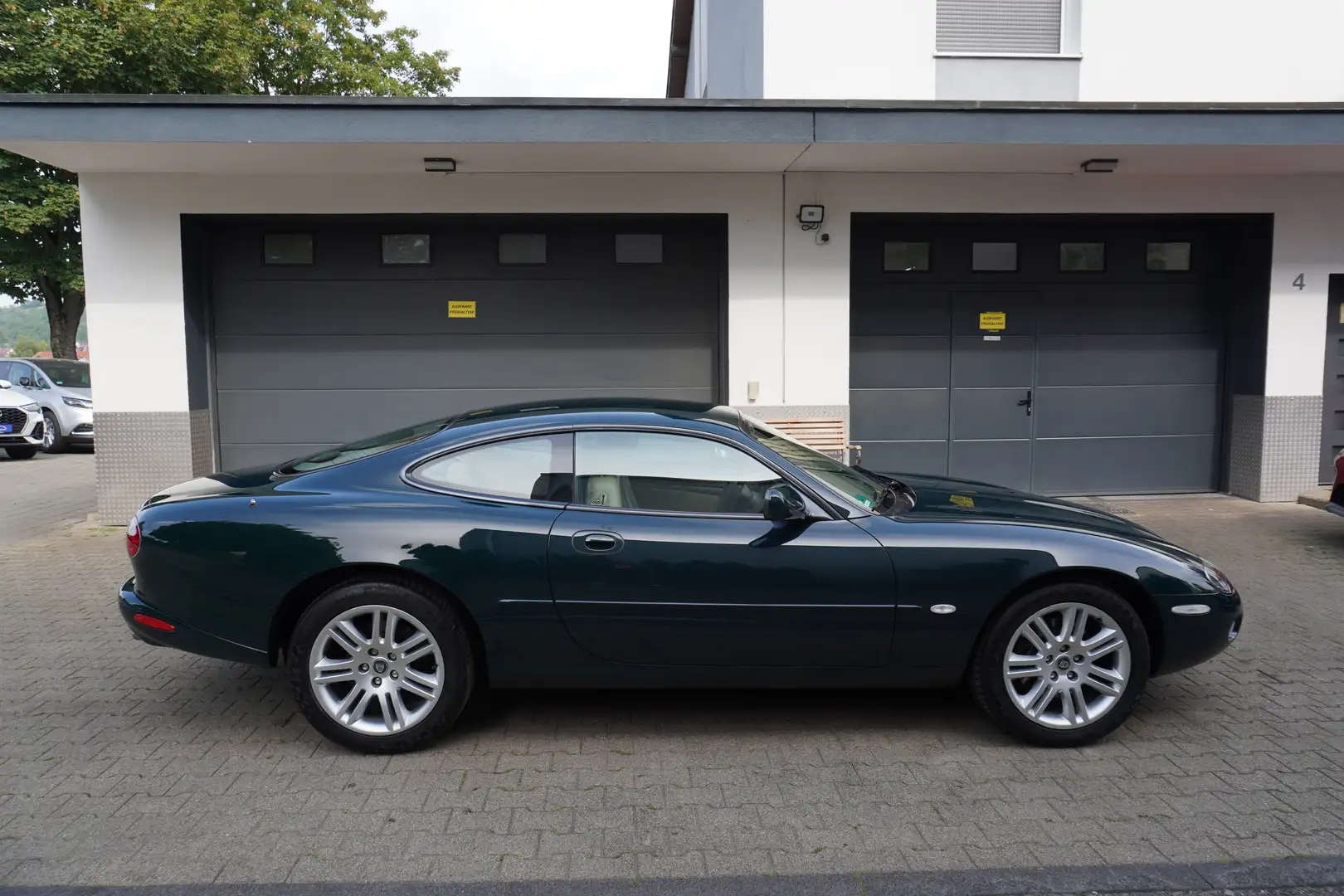 Jaguar XK8 XK8 4.2 Coupe Aut. KLIMA+LEDER+NAVI+PDC+ALU+XENON Vert - 2