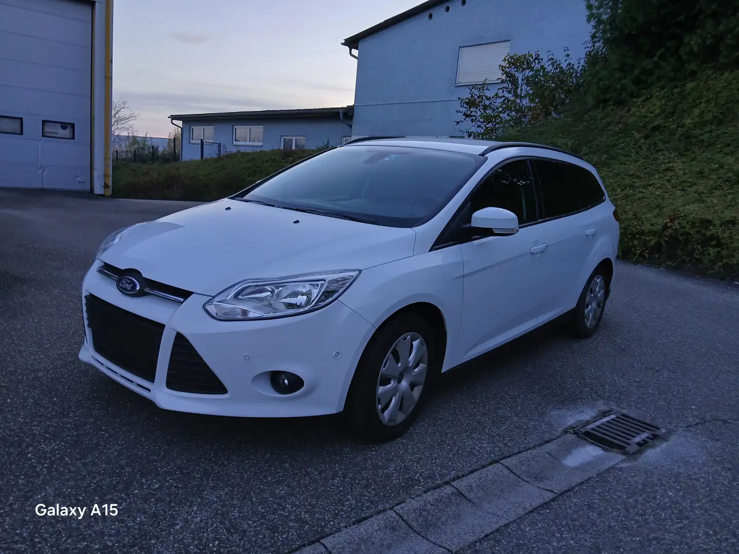 Ford Focus Turnier Hu.Neu ZAHNRIEMEN+SERVICE 1 HAND PDC TEMP Weiß - 1