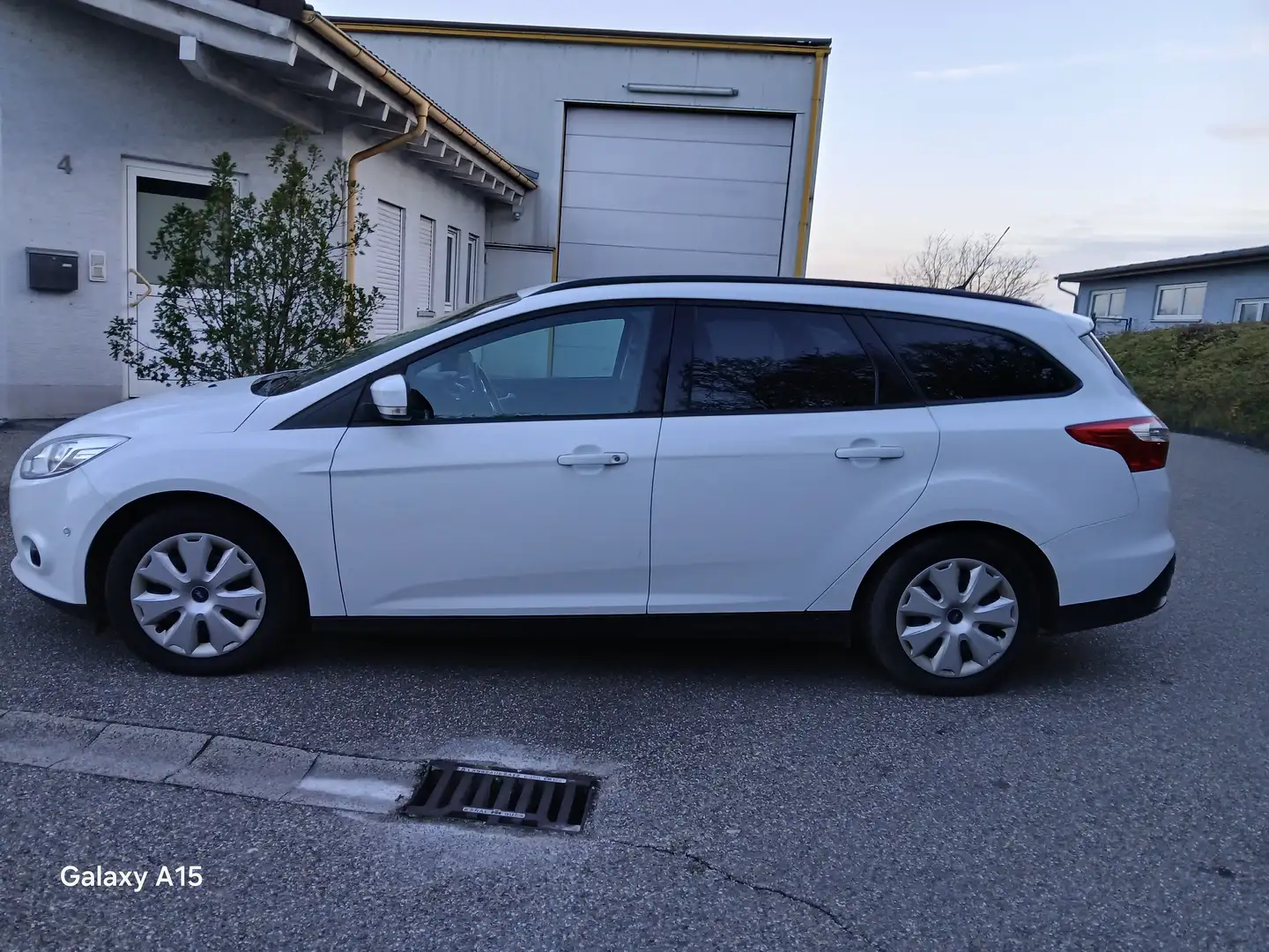 Ford Focus Turnier Hu.Neu ZAHNRIEMEN+SERVICE 1 HAND PDC TEMP Weiß - 2