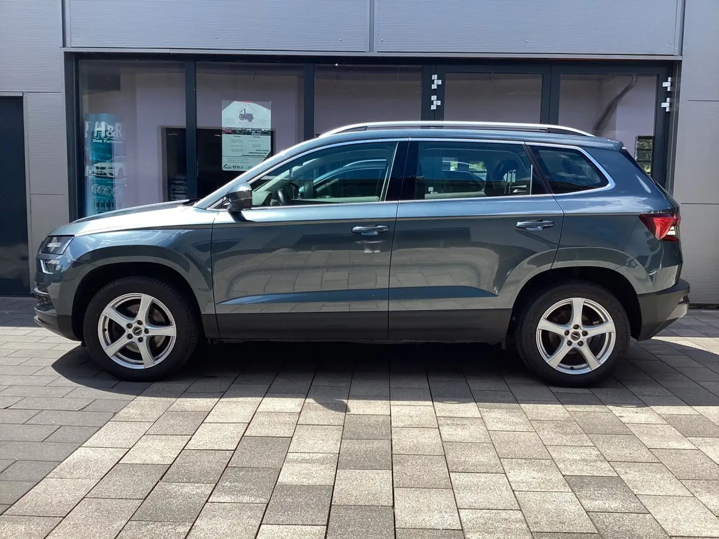 Skoda Karoq 1,5 TSI DSG Ambition AHK+Panodach+Navi+Kam Gri - 1