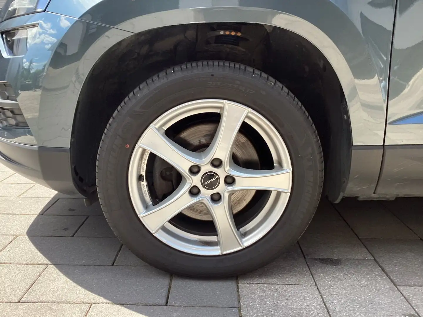 Skoda Karoq 1,5 TSI DSG Ambition AHK+Panodach+Navi+Kam Gri - 2