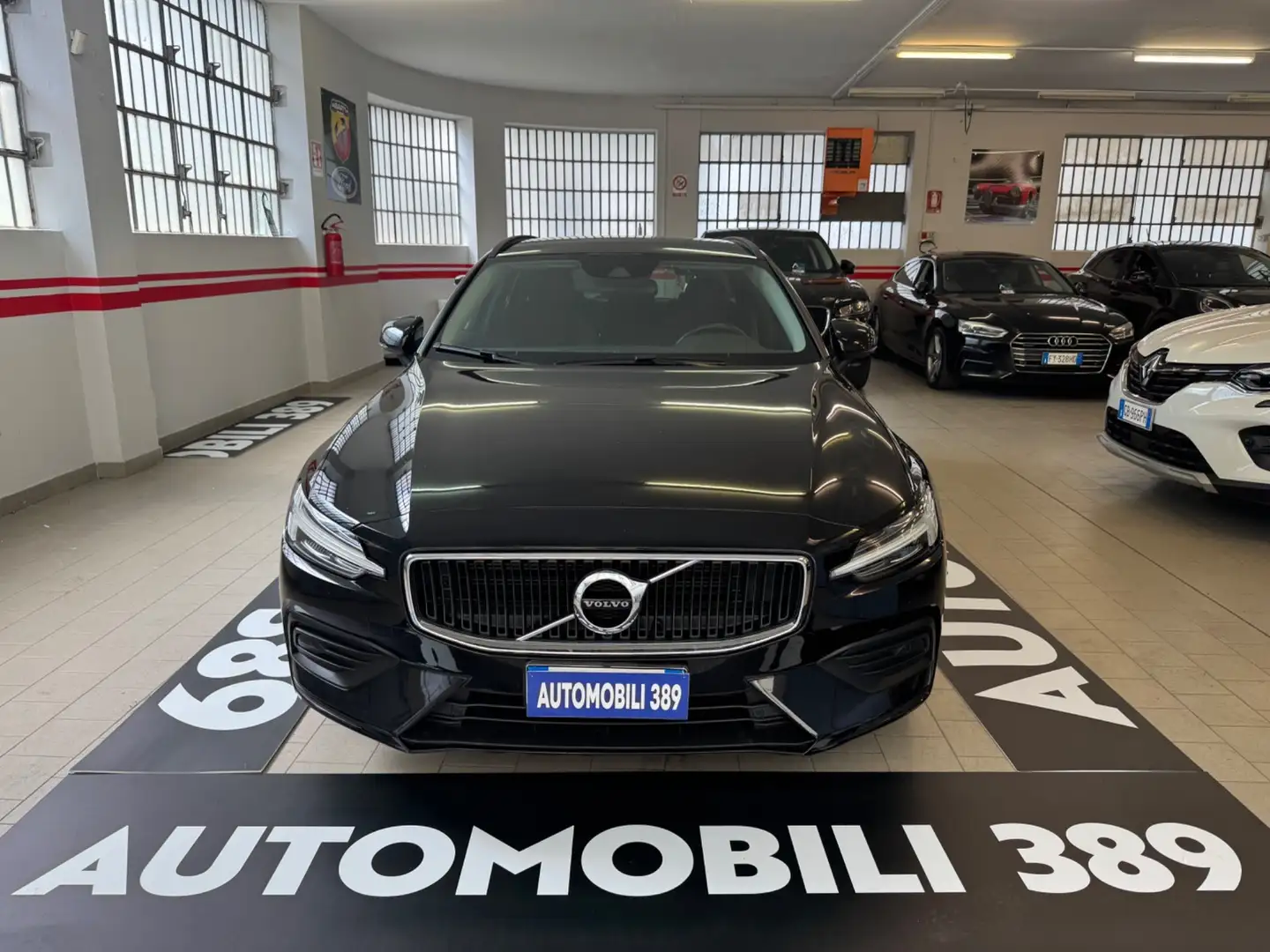 Volvo V60 V60 B4 (d) Geartronic Momentum Business Noir - 1