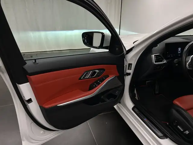 BMW 3 Series view 29