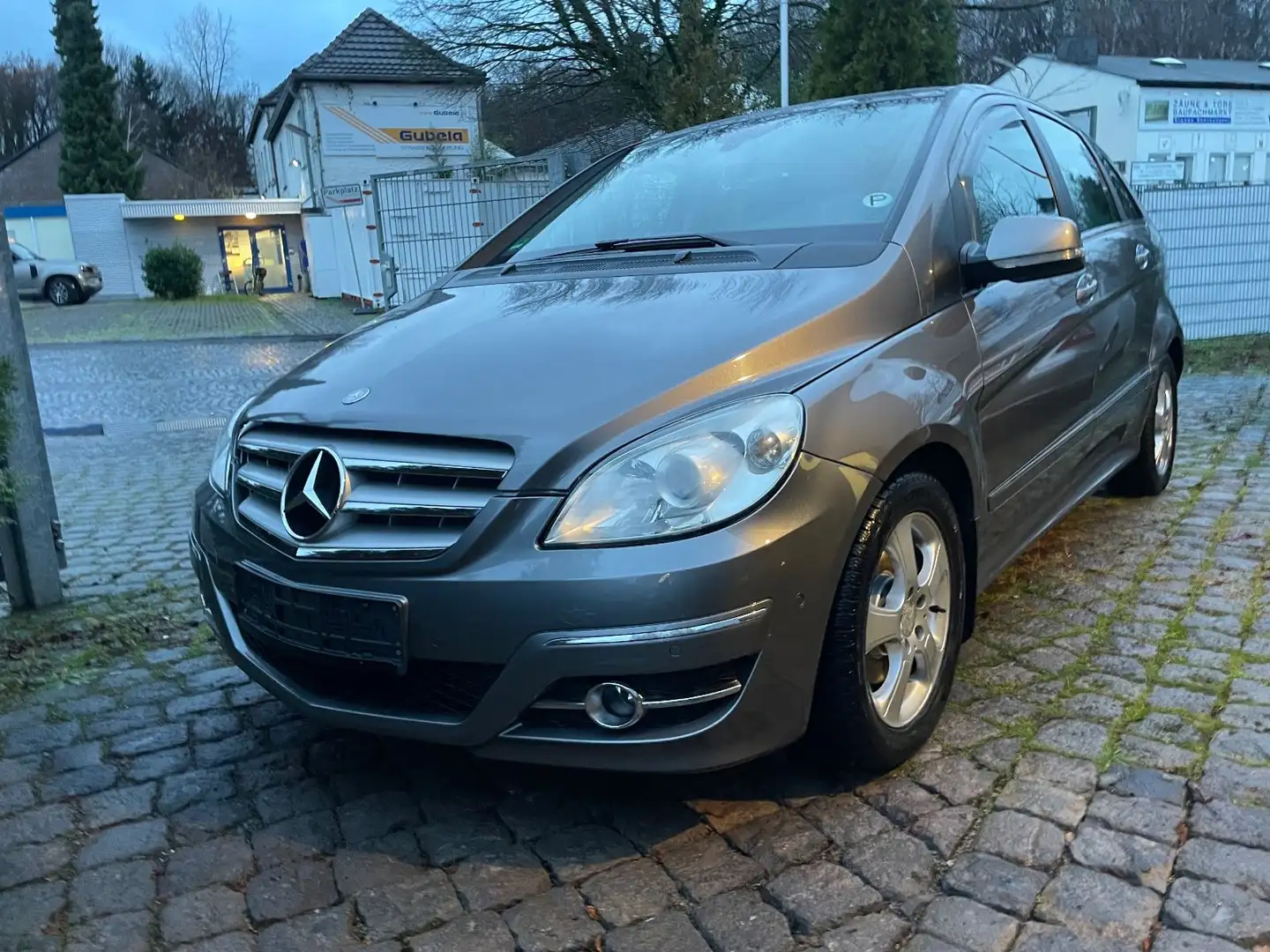 Mercedes-Benz B 200 CDI AUTOMATIK ALU 16" 124 TKM SHZ Neuzstd. Gris - 1