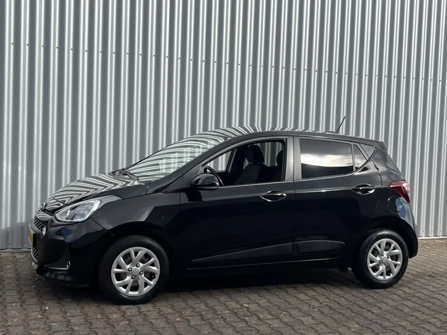 Hyundai i10 1.0i Premium | Navigatie | Stoelverw. | Cruise Con Zwart - 2