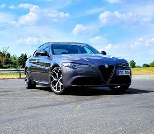Veloce Interieur: Sportsitze/Schaltwippen/HarmanK.