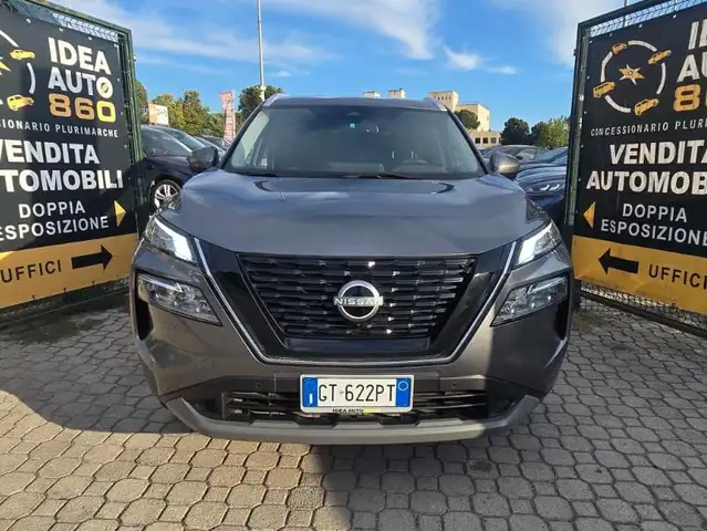 Nissan X-Trail view 2