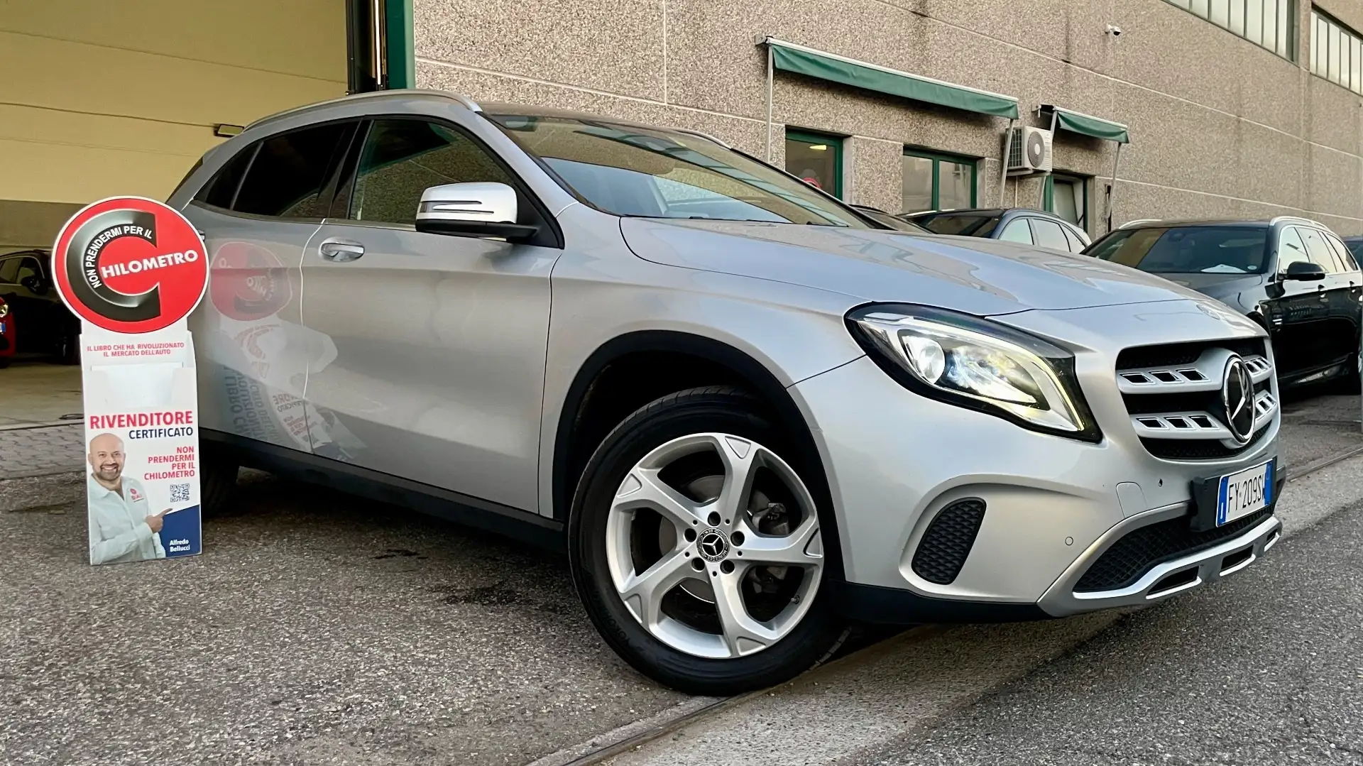 Mercedes-Benz GLA 180 MERCEDES-BENZ GLA 180 1.6 PREMIUM 122CV - FULL LED Gris - 1