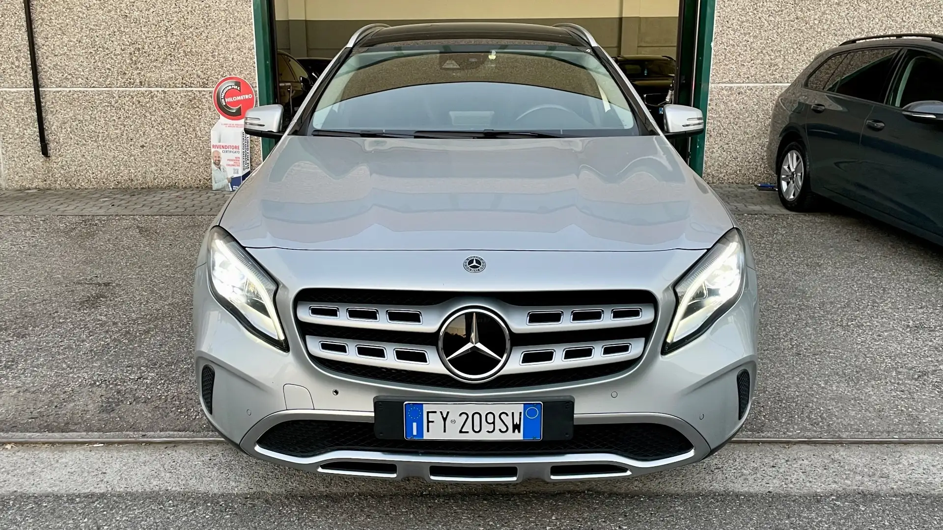 Mercedes-Benz GLA 180 MERCEDES-BENZ GLA 180 1.6 PREMIUM 122CV - FULL LED Gris - 2