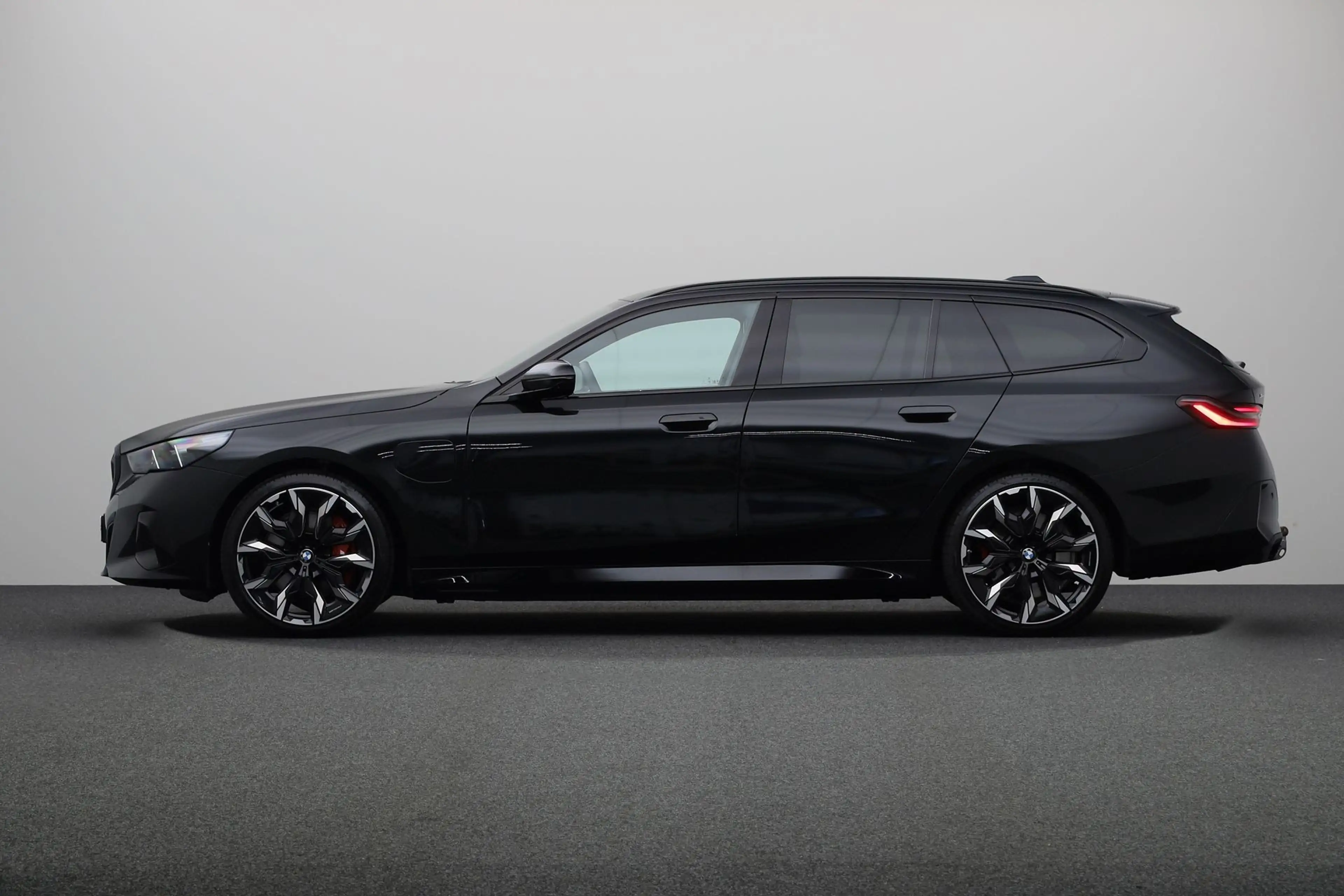 BMW 550 5-serie Touring 550e xDrive — photo 12