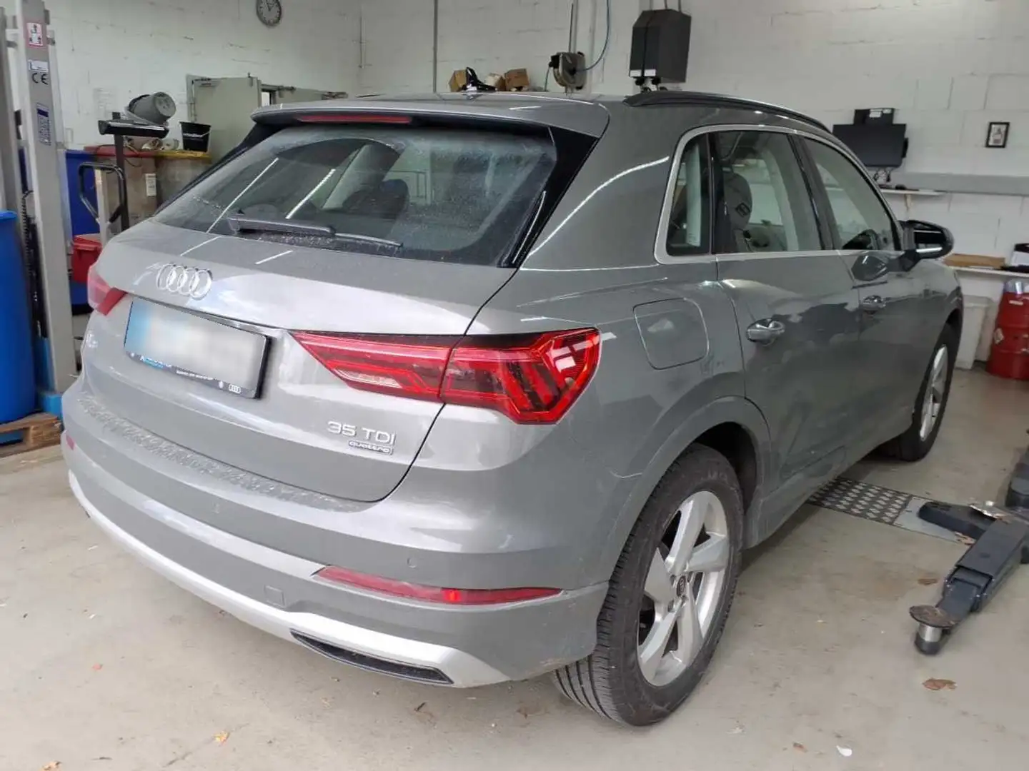 Audi Q3 advanced 35 TDI quattro S-tronic / Navi+, LED Grau - 2