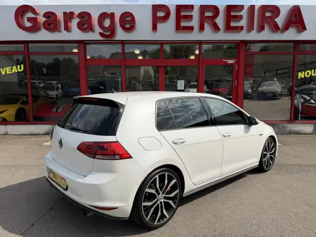 Volkswagen Golf view 3