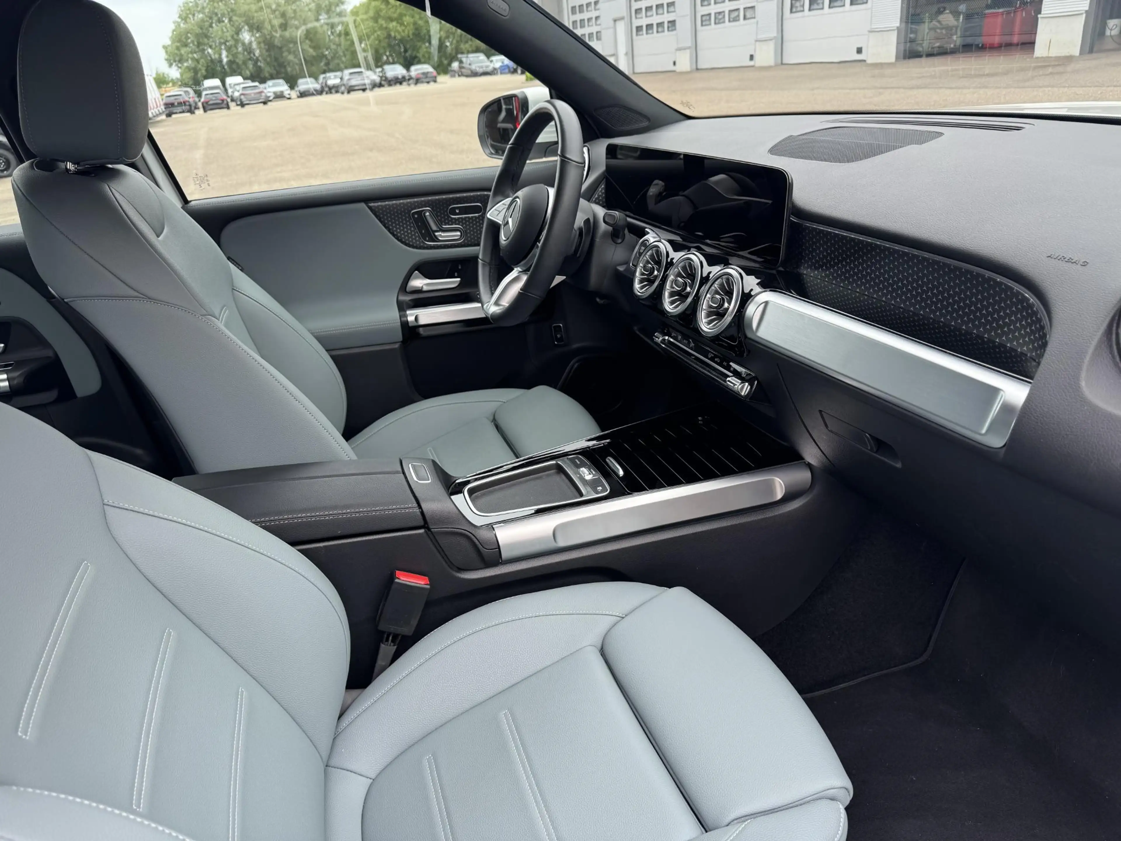 Mercedes-Benz EQB 250 EQB AMG Line — photo 2