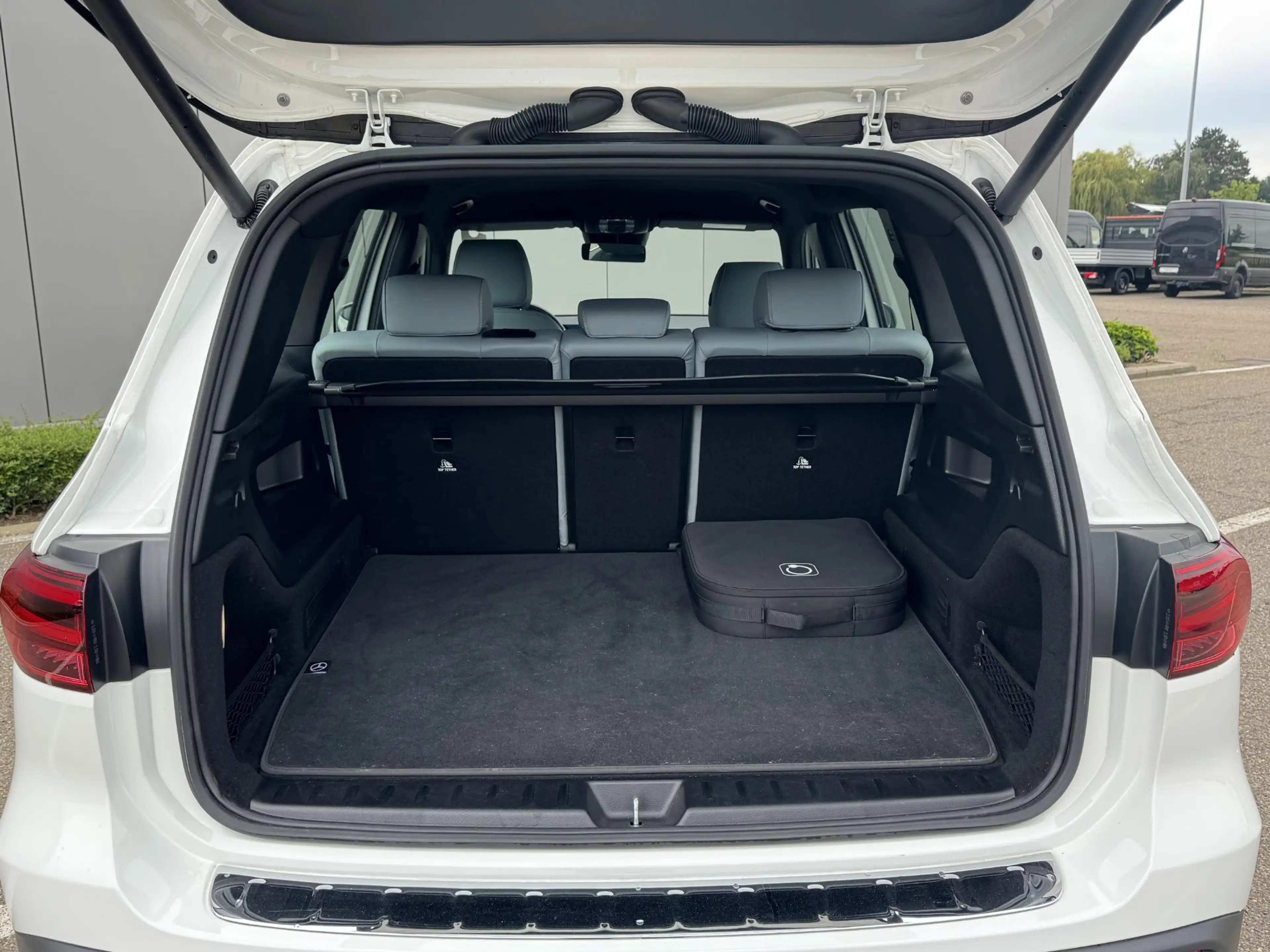 Mercedes-Benz EQB 250 EQB AMG Line — photo 9