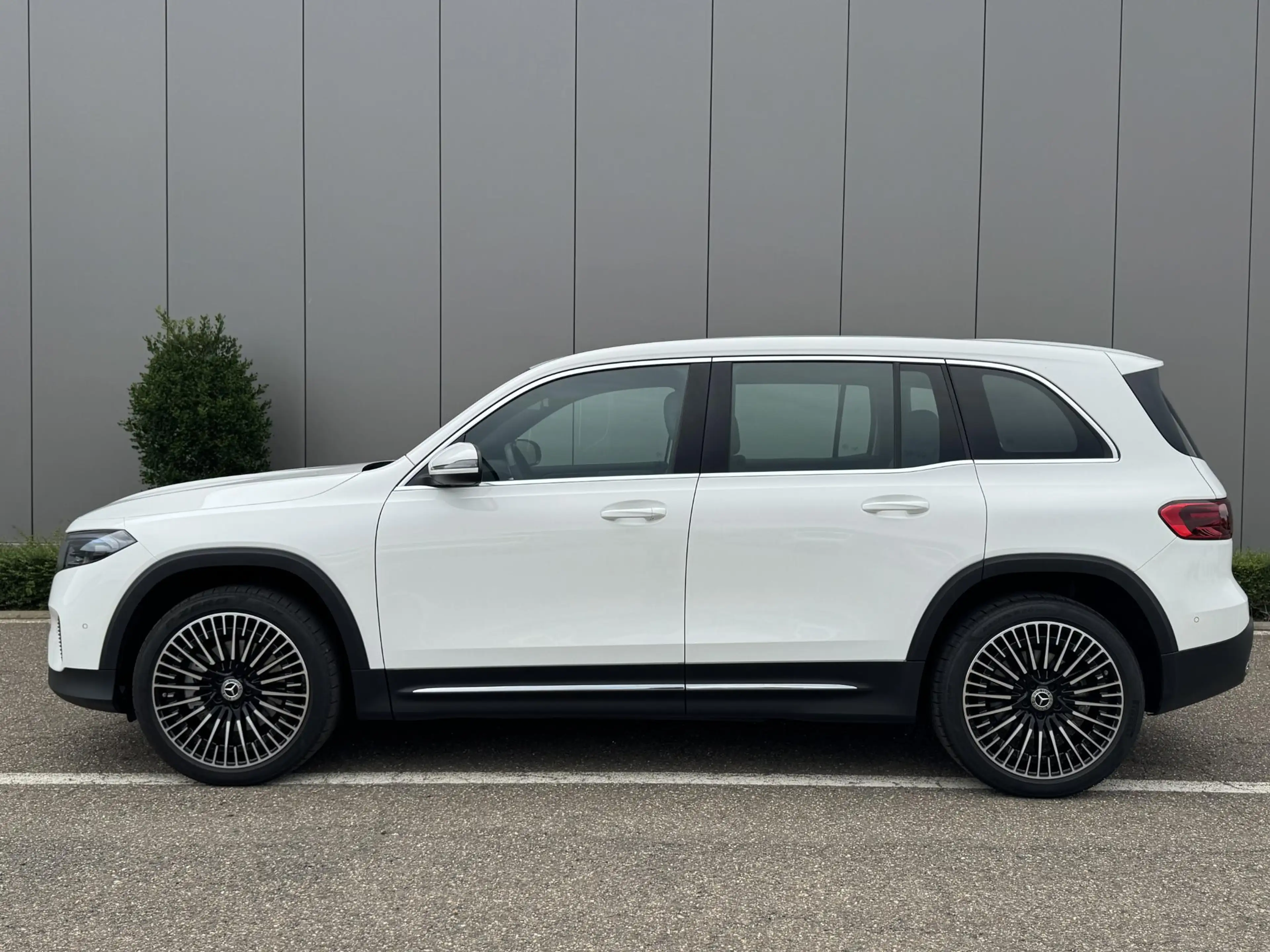 Mercedes-Benz EQB 250 EQB AMG Line — photo 6
