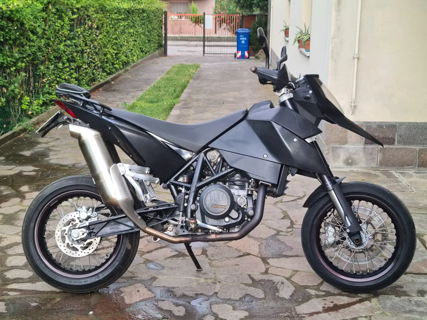 KTM 690 Supermoto Zwart - 2