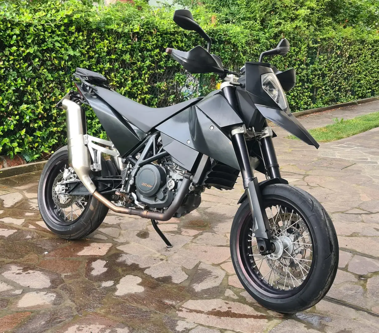 KTM 690 Supermoto Zwart - 1