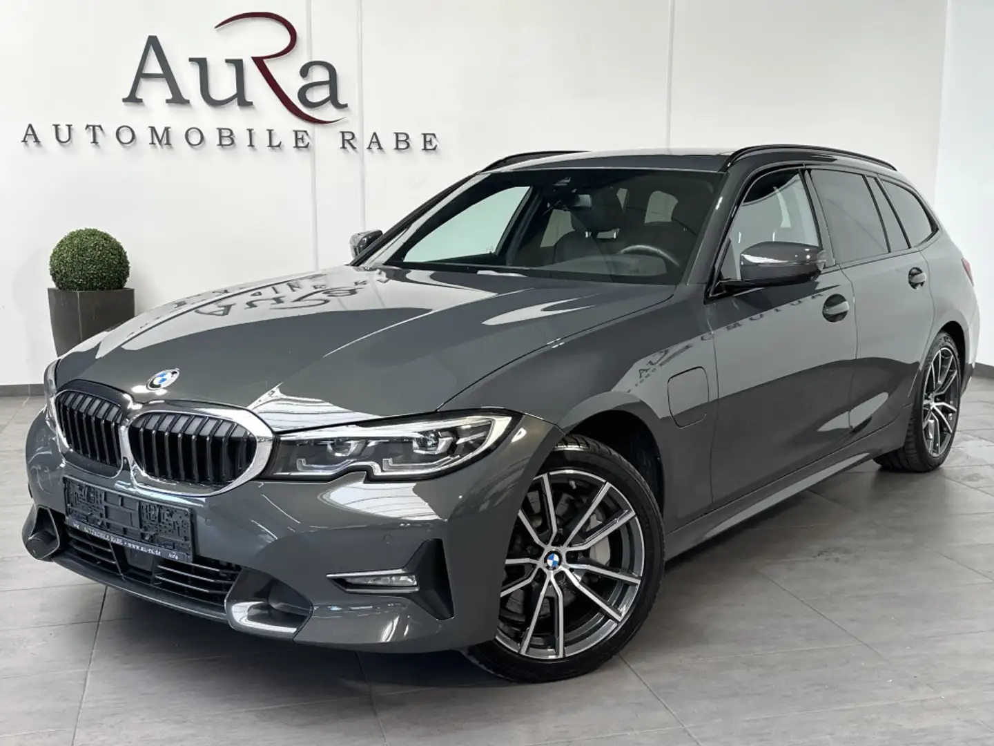 BMW 330 Touring xDrive Sport Line NAV+LED+AHK+PANO Grau - 1