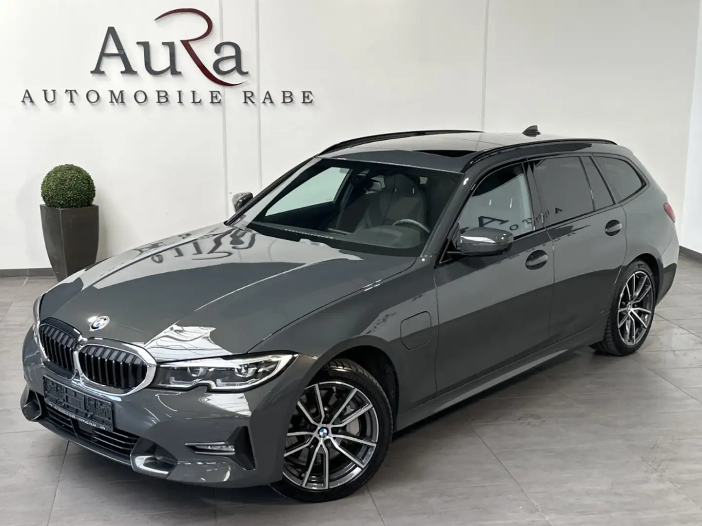 BMW 330 Touring xDrive Sport Line NAV+LED+AHK+PANO Grau - 2