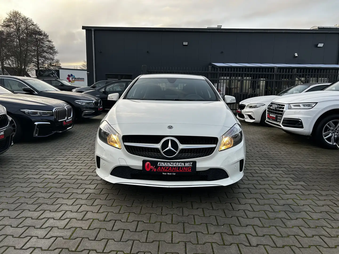 Mercedes-Benz 180+Automatik+Keyless+Leder+Navi+Temp+PDC Blanc - 2