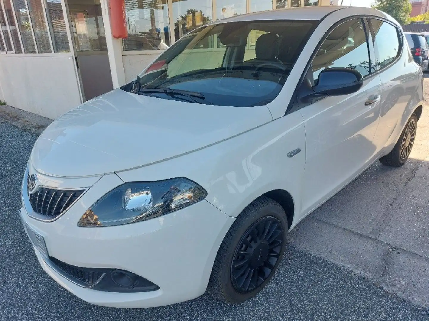 Lancia Ypsilon 1.0 FireFly 5 porte S&S Hybrid Ecochic Silver Bianco - 1