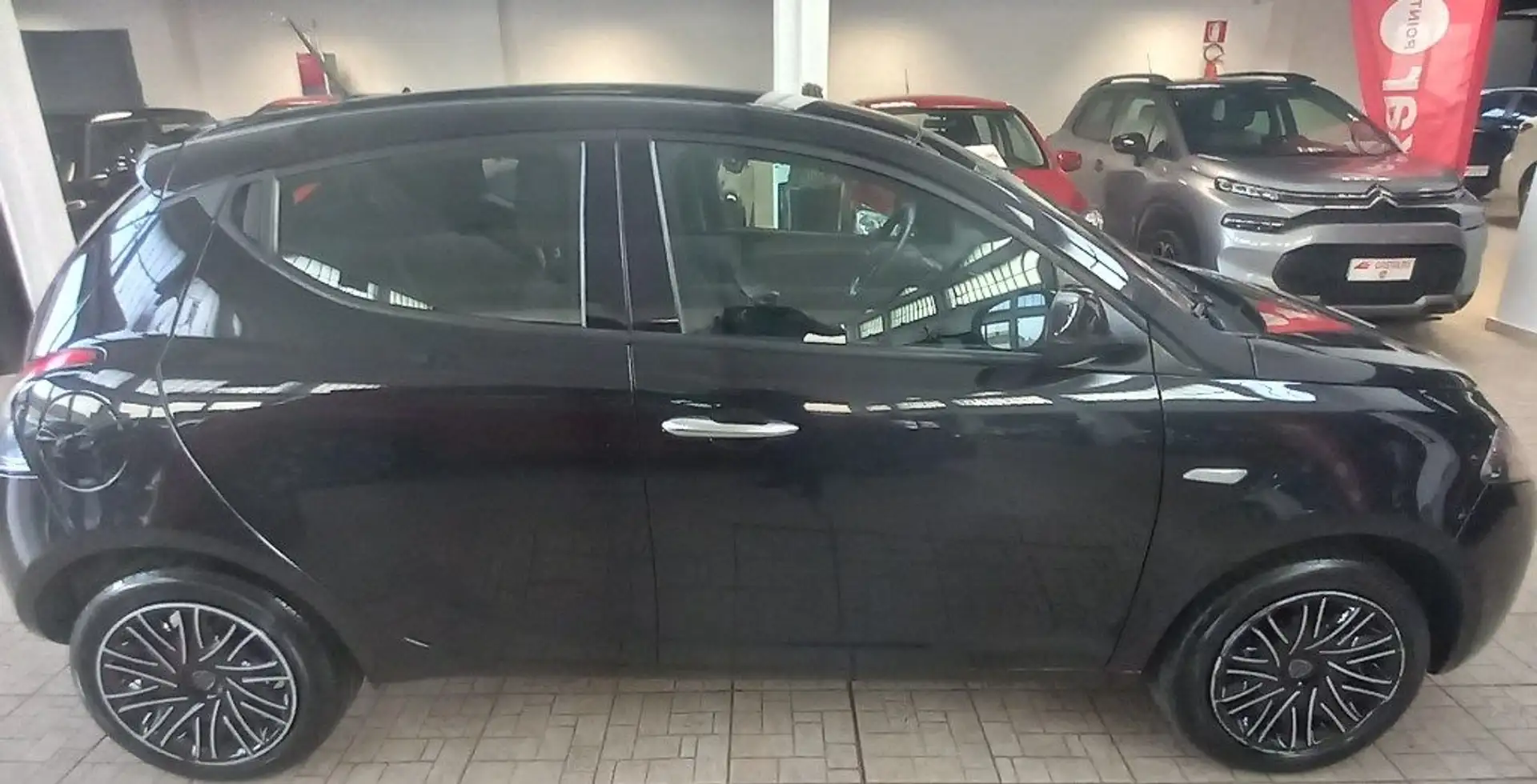 Lancia Ypsilon 1.0 FireFly 5 porte S&S Hybrid Ecochic Gold Nero - 2