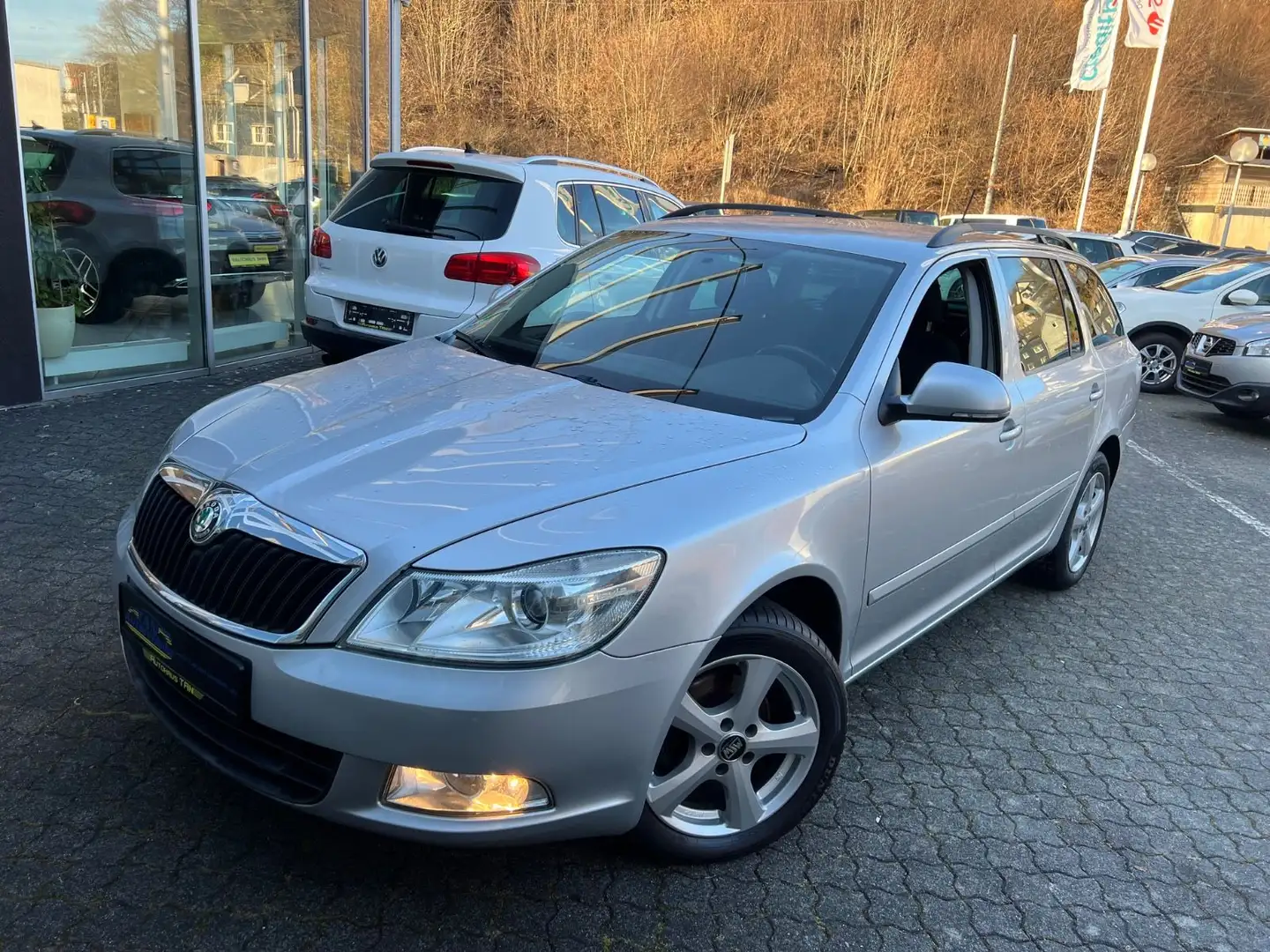 Skoda Octavia 1.6 TDI Combi Family * NAVI *AHK* Silber - 1