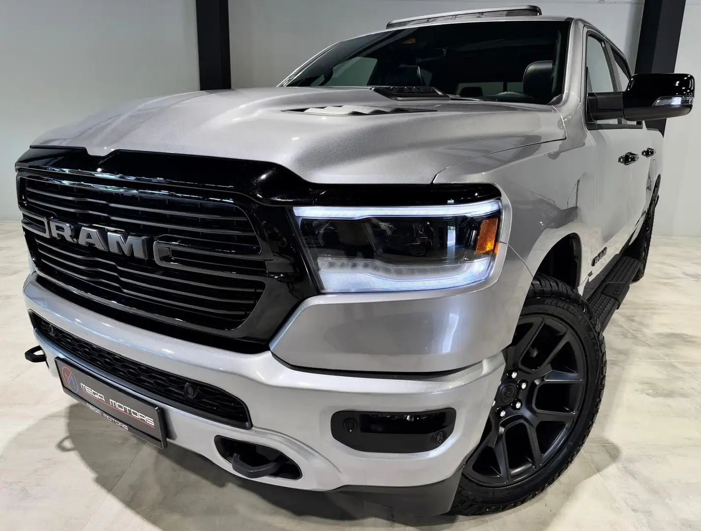 Dodge RAM 5.7i V8 401CV 05/2024 !! 20.000KM !! LARAMiE !! Szary - 1